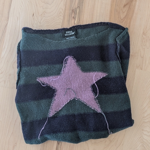 Hot Topic Social Collision Crop Sweater Size Medium - Picture 3 of 6